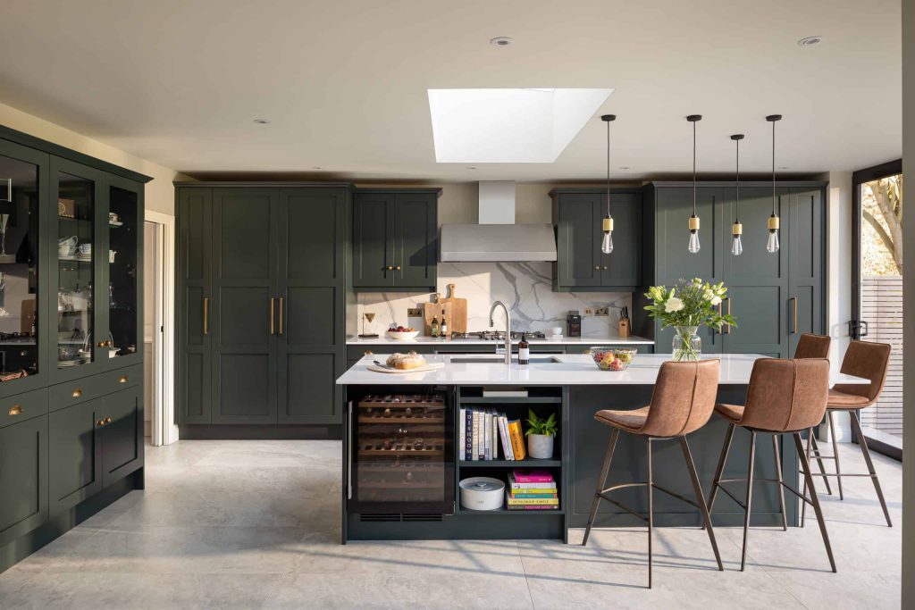 راهنمای جامع برای انتخاب رنگ کابینت + مزایا و معایب انواع رنگها 62 green kitchen cabinets7