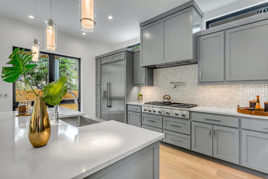 راهنمای جامع برای انتخاب رنگ کابینت + مزایا و معایب انواع رنگها 33 kitchen gray cabinets3