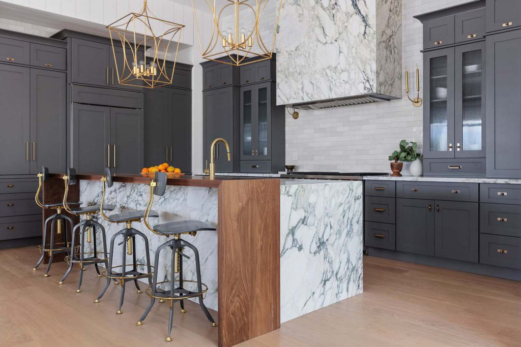 راهنمای جامع برای انتخاب رنگ کابینت + مزایا و معایب انواع رنگها 35 kitchen gray cabinets4