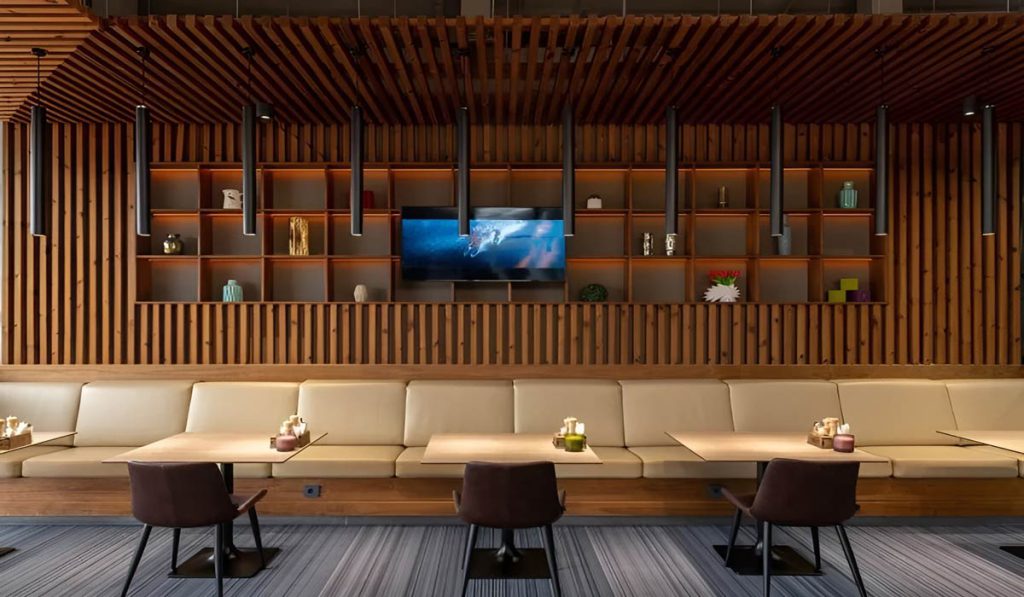 چوب ترمو قهوه‌ای رنگ به صورت اسلاید در دیوار و سقف یک محیط مدرن