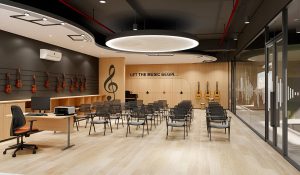 چیدمان مدرن کلاس موسیقی با ردیف صندلیها، گیتارهای دیواری و لوستر دایرهای بزرگ در فضای چوبی