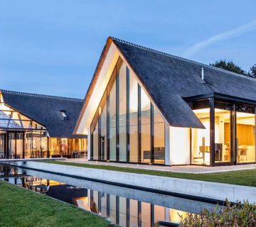 صفحه اصلی 45 ویلای مدرن شیشهای با سقف شیروانی کنار آب